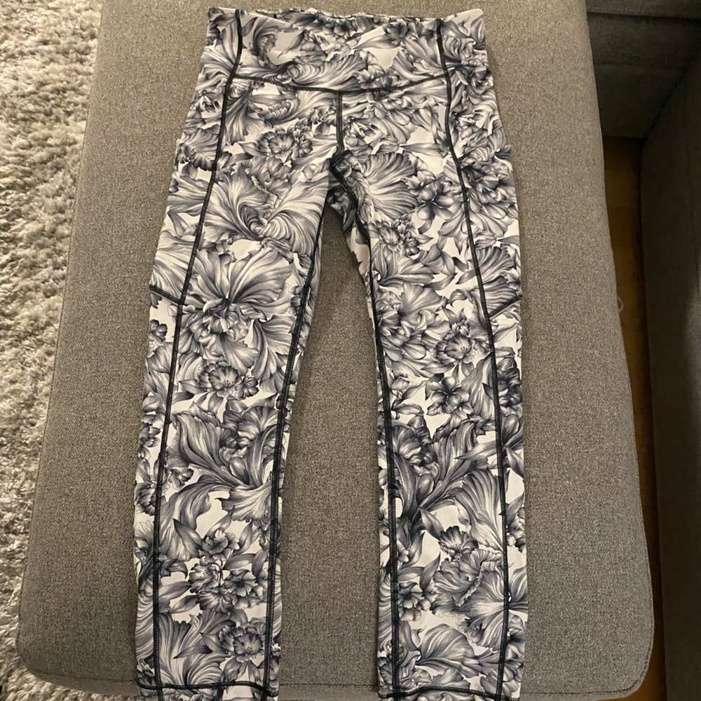 LULULEMON NAVY FLORAL CROP